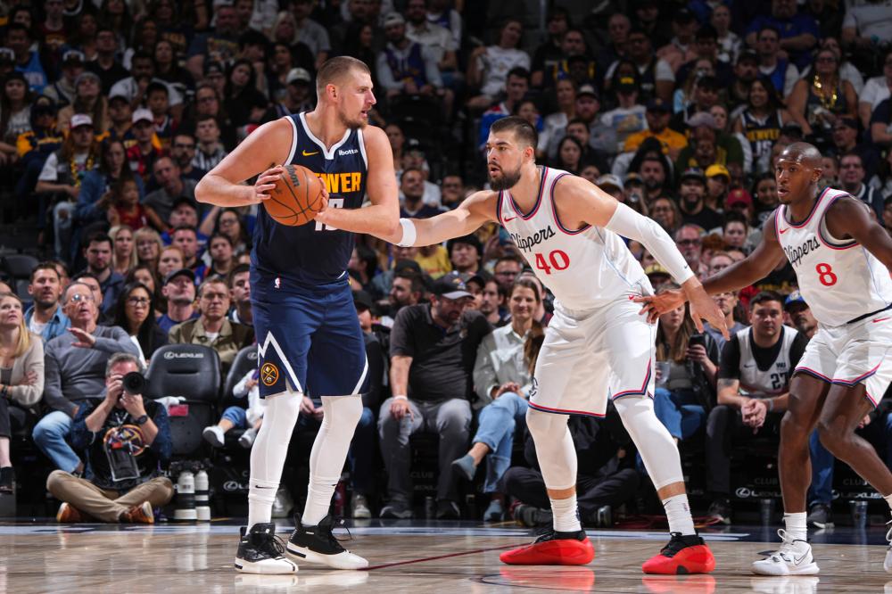 他在场上展 他在场上展